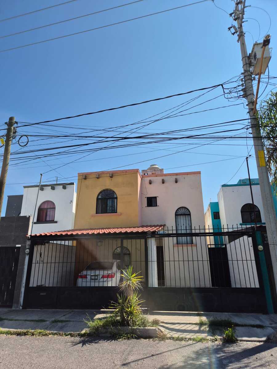 1 of 20: FACHADA