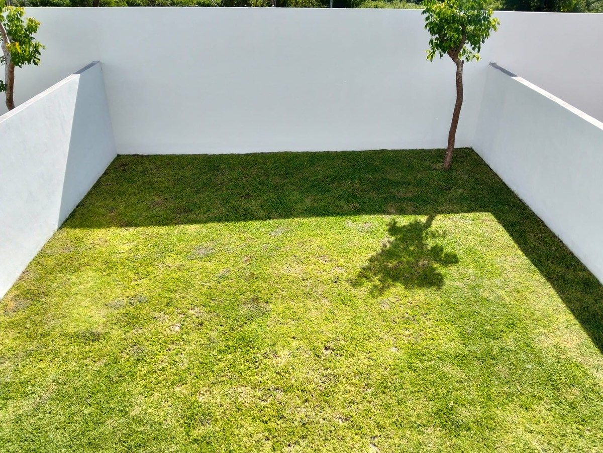 2 de 19: AMPLIO Y ASOLEADO JARDIN TRASERO