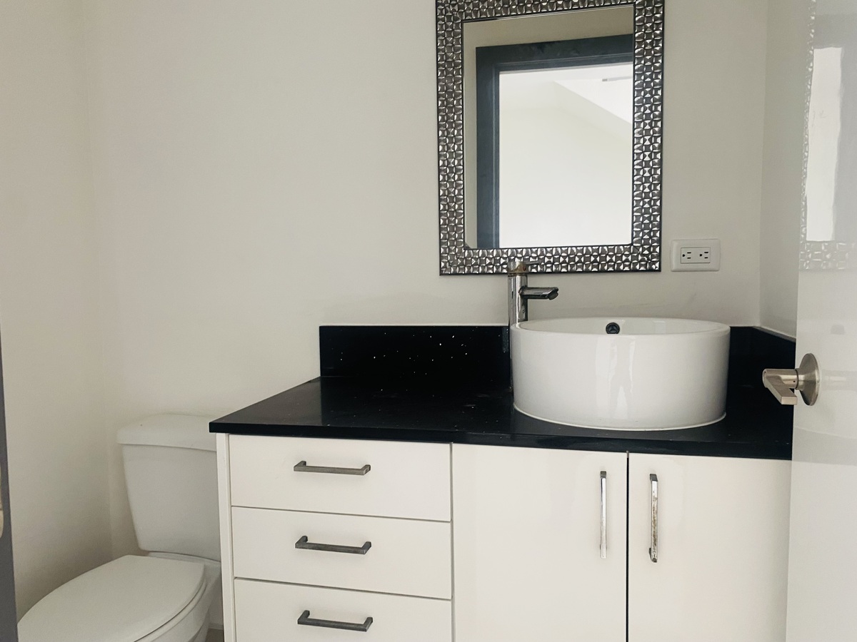 11 of 23: Medio baño