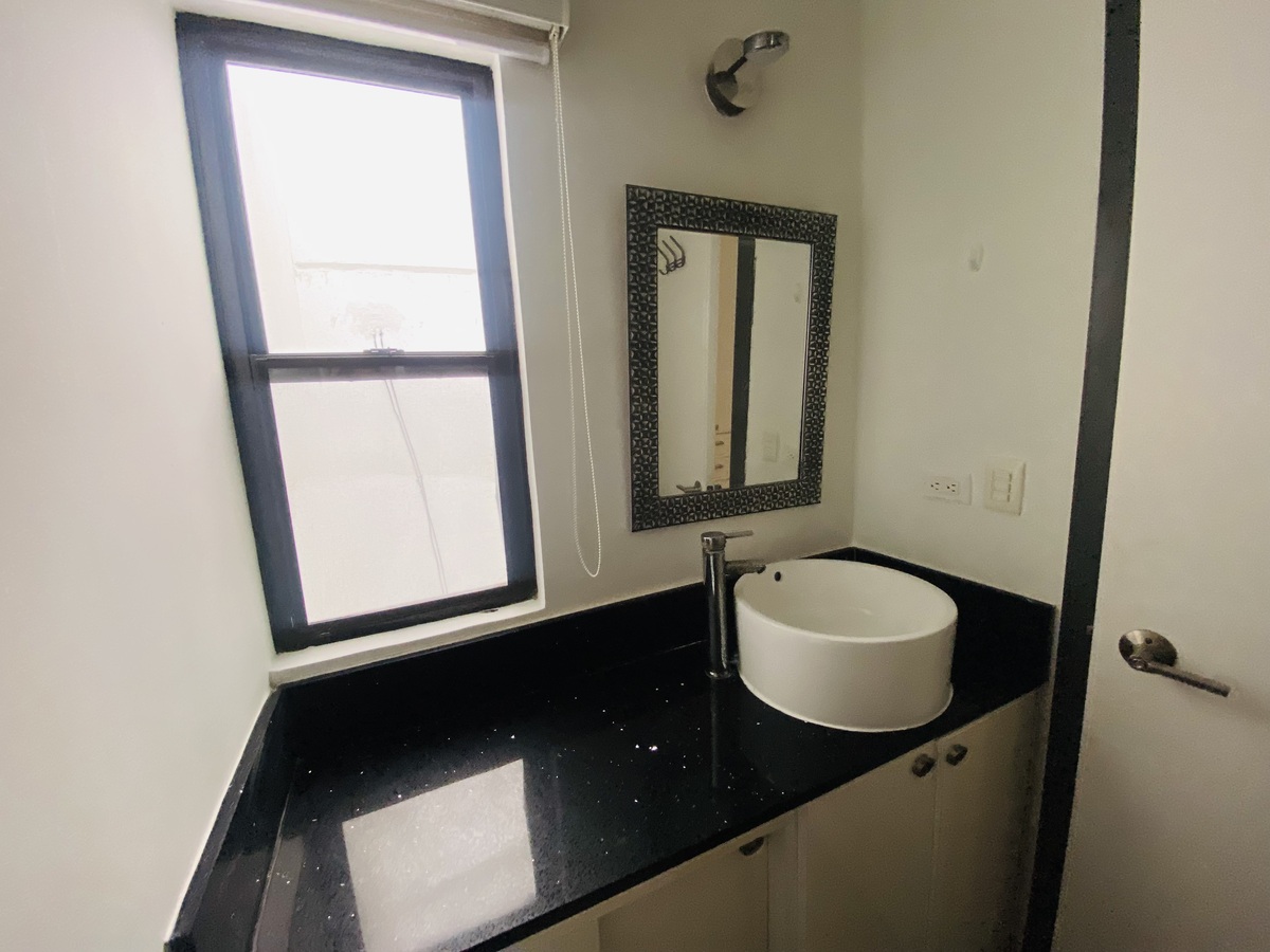 14 of 23: Baño
