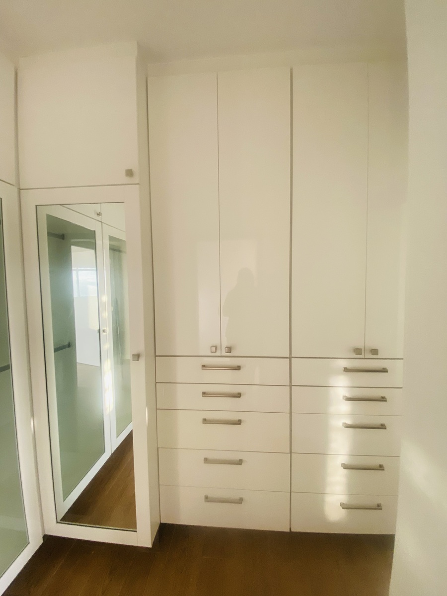 18 of 23: Vestidor