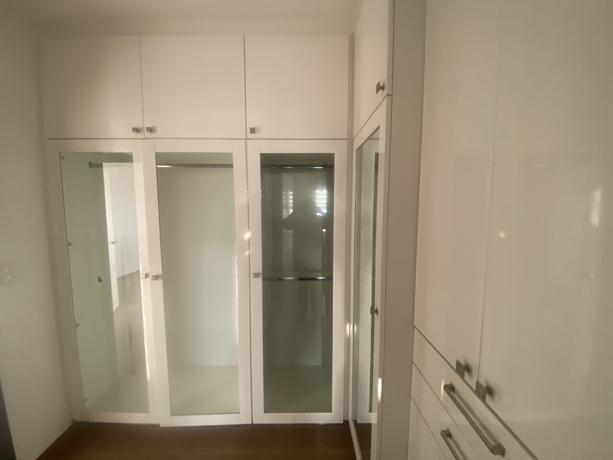 19 of 23: Vestidor