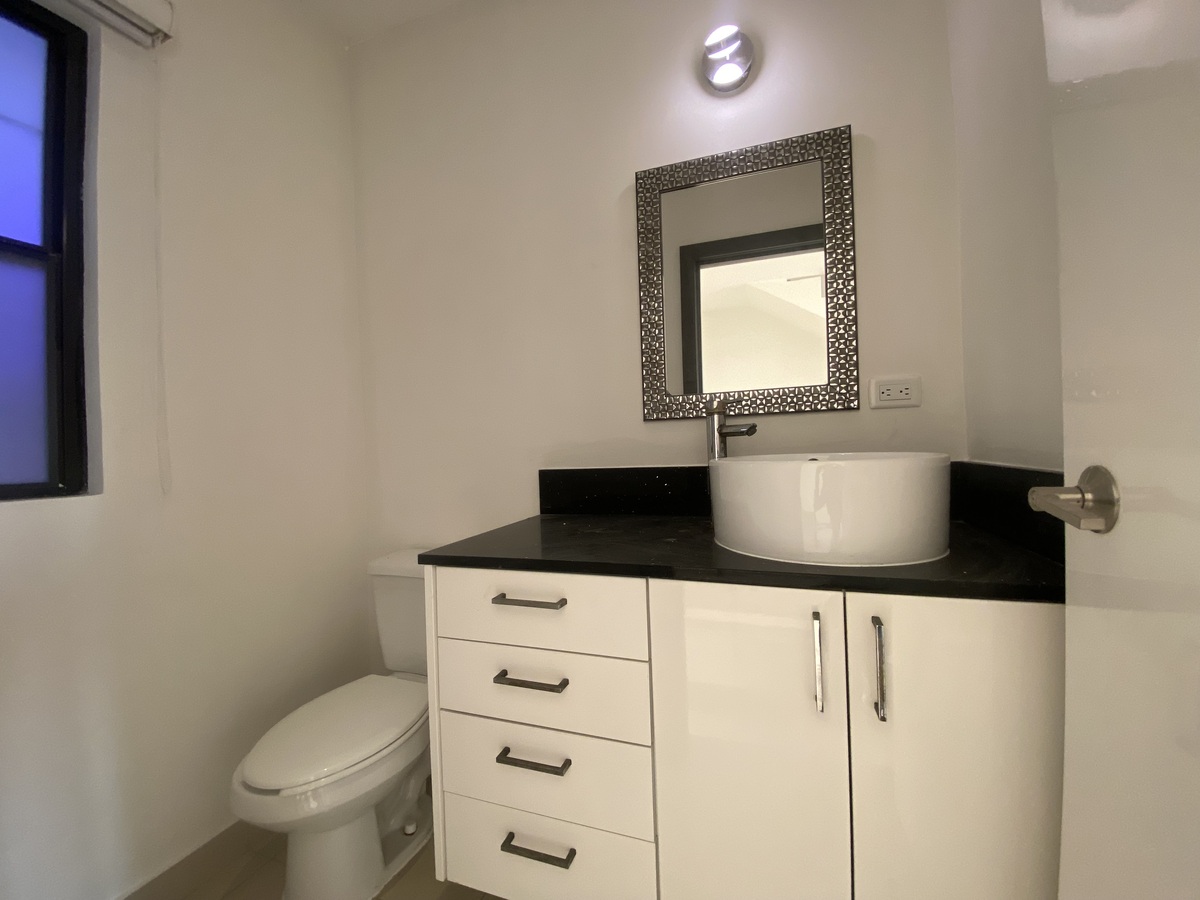21 of 23: Medio baño