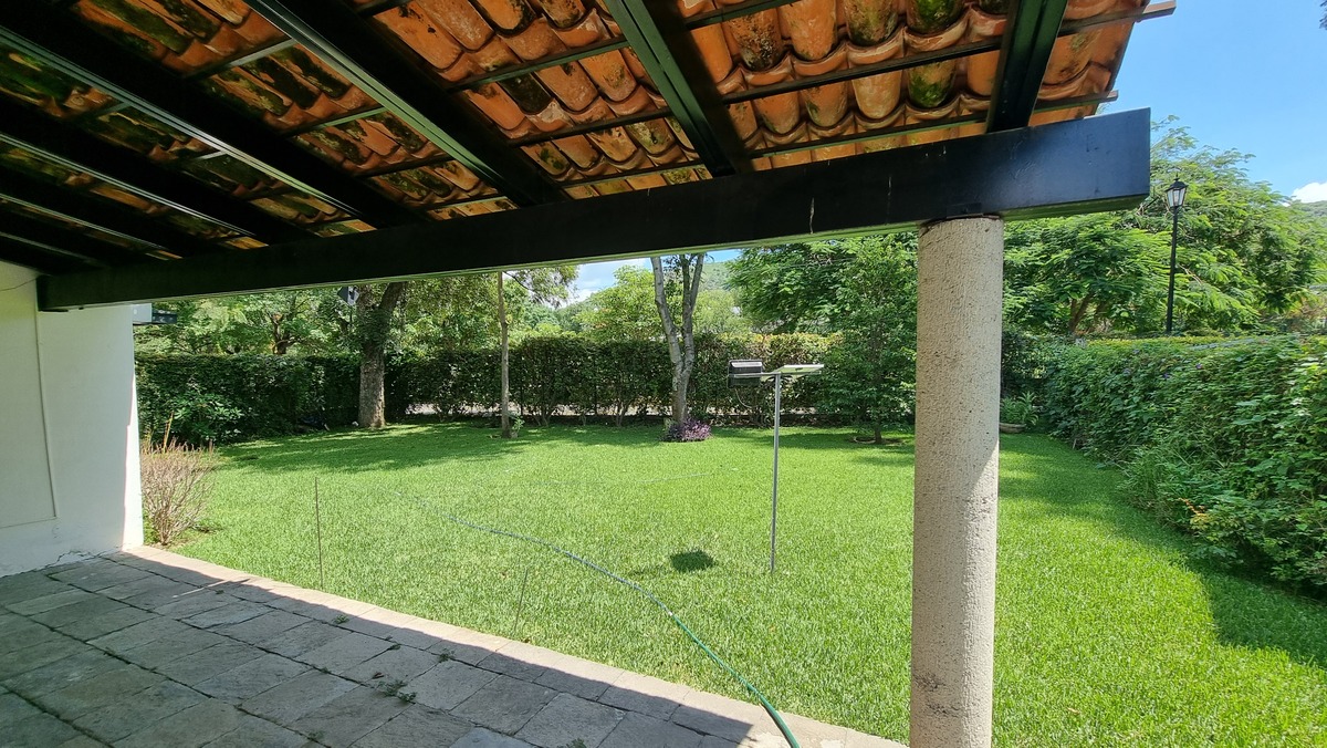 4 de 12: Más de 300 m2 de jardín