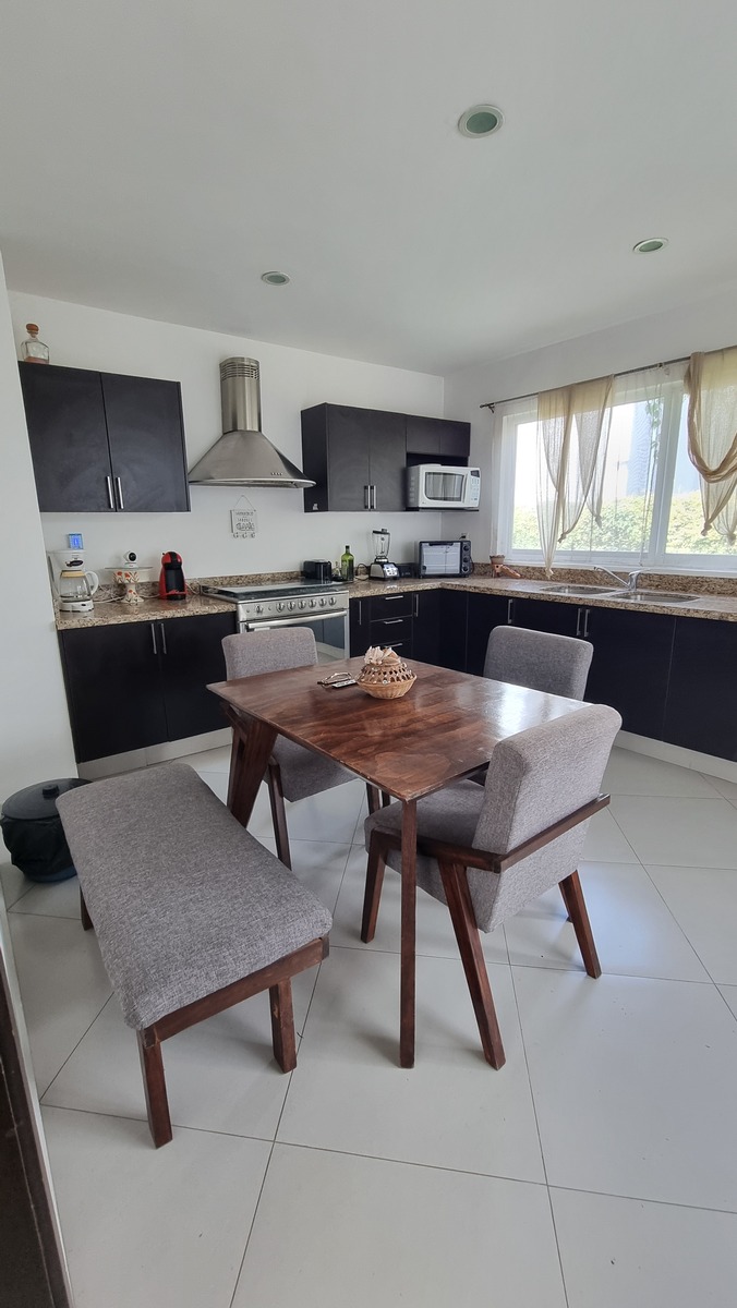 3 de 12: Cocina equipada