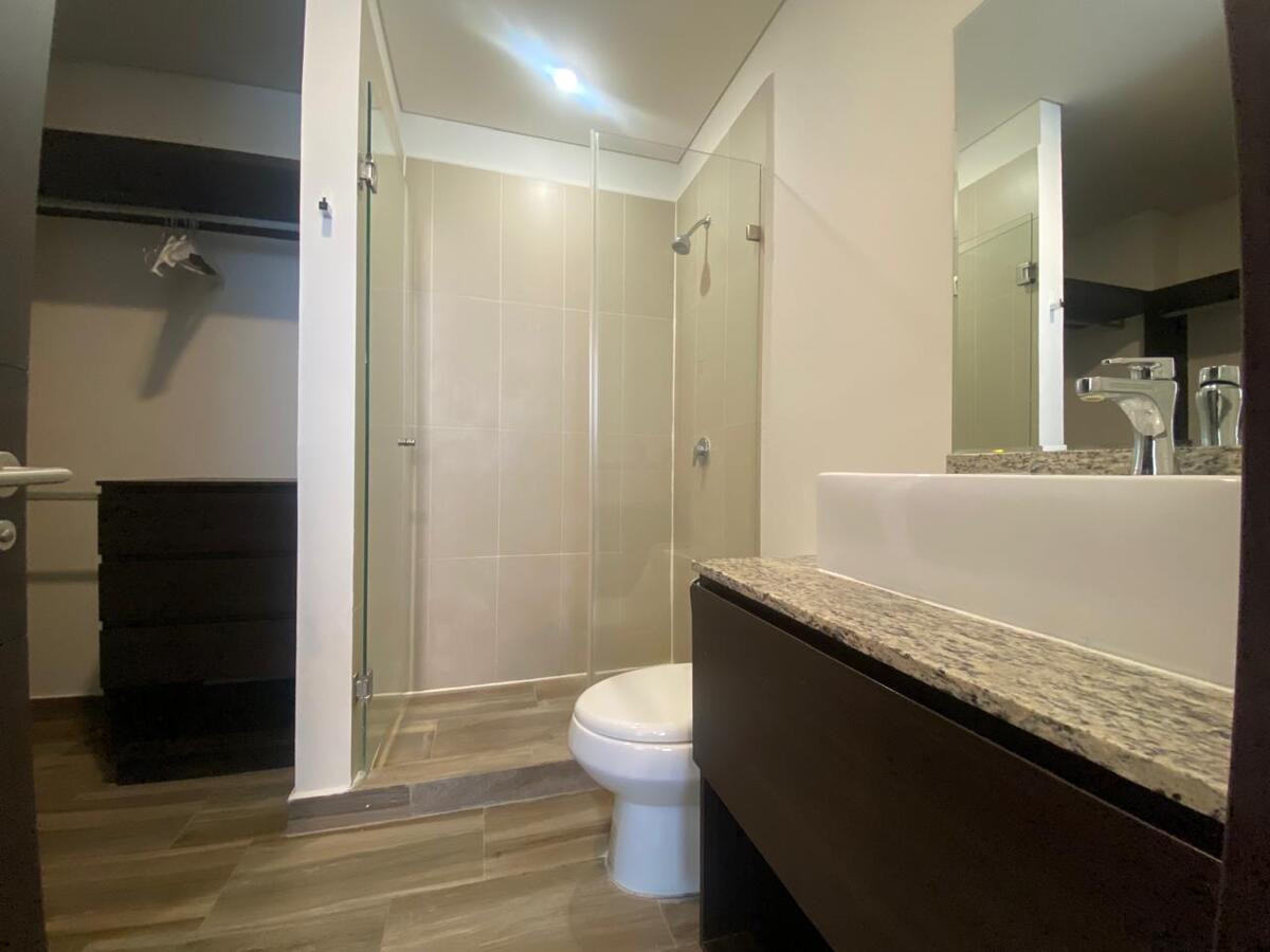 8 de 26: Baño completo y vestidor de Hab. secundaria 1