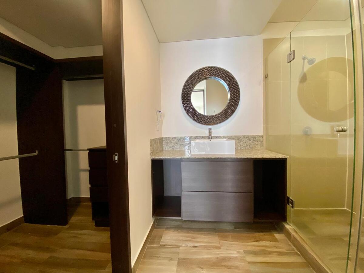 13 de 26: Baño privado y vestidor de Hab. principal