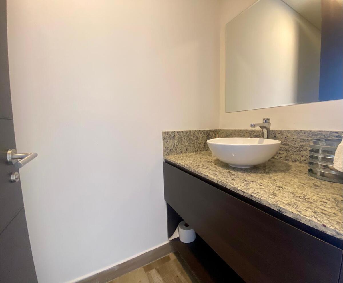 2 de 25: Medio baño para visitas