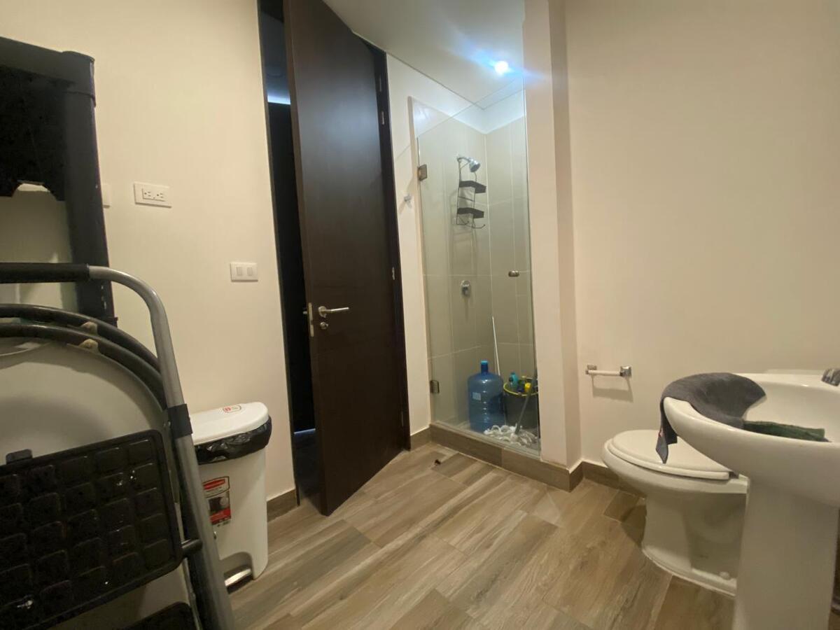 13 de 25: Cuarto de servicio con baño completo