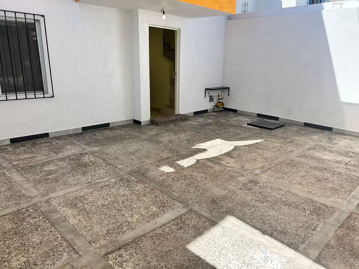 3 de 28: Estacionamiento adentro de la casa, 2 lugares