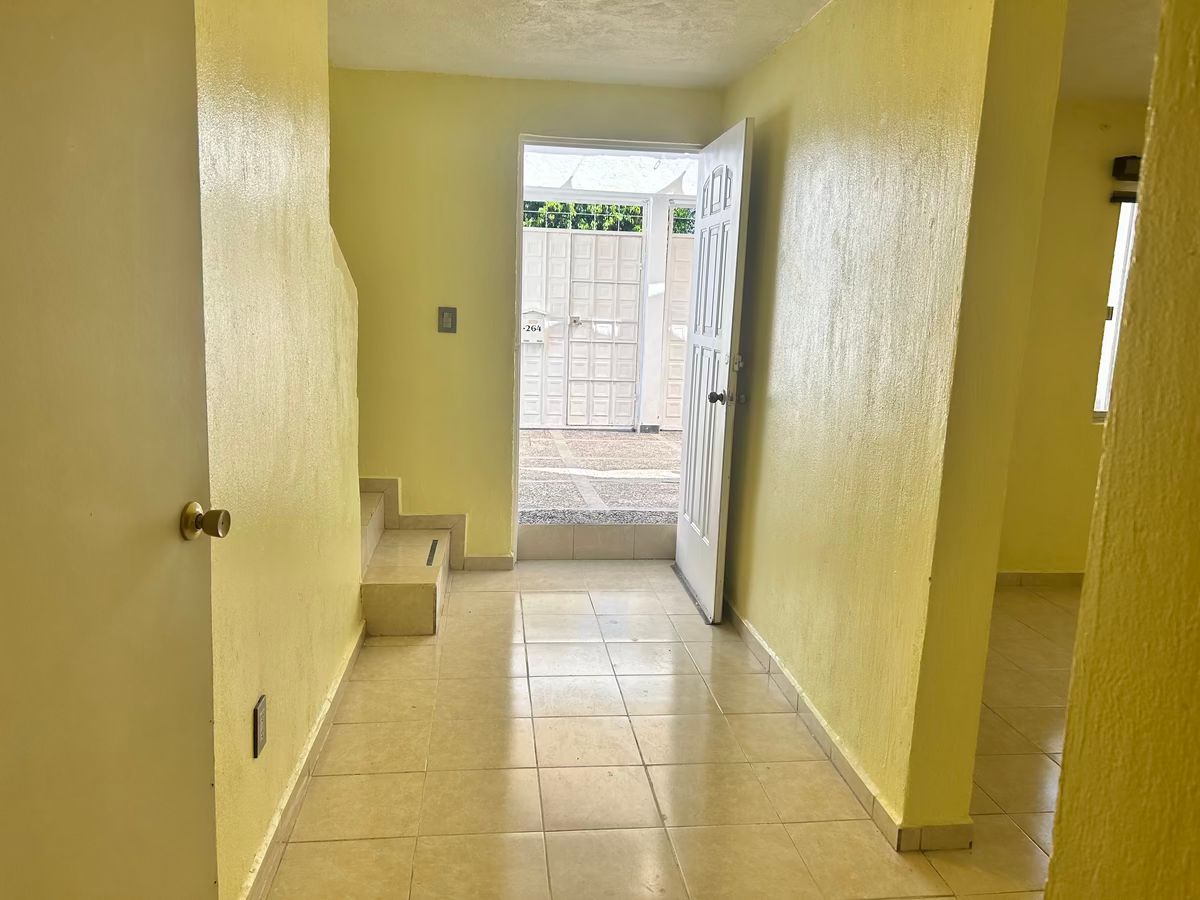 16 de 28: Pasillo entrada