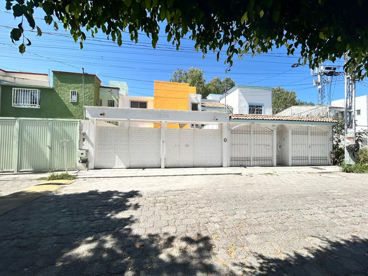 2 de 28: Fachada casa