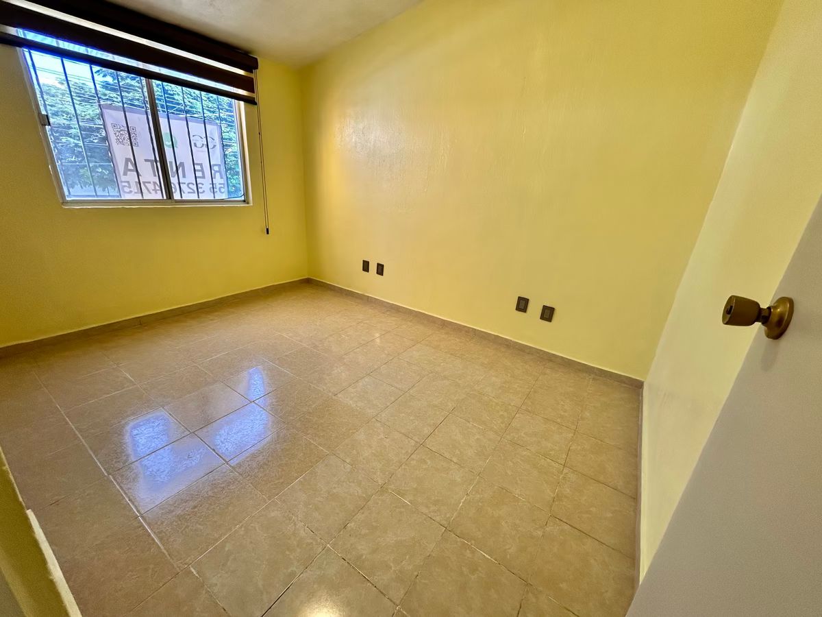 19 de 28: Habitación principal con baño completo