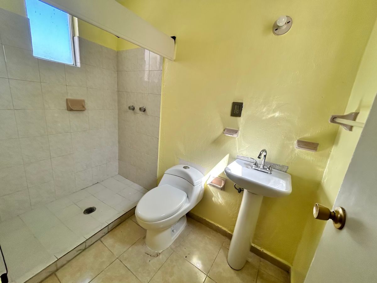 23 de 28: Baño compartido para habitación 2 y 3