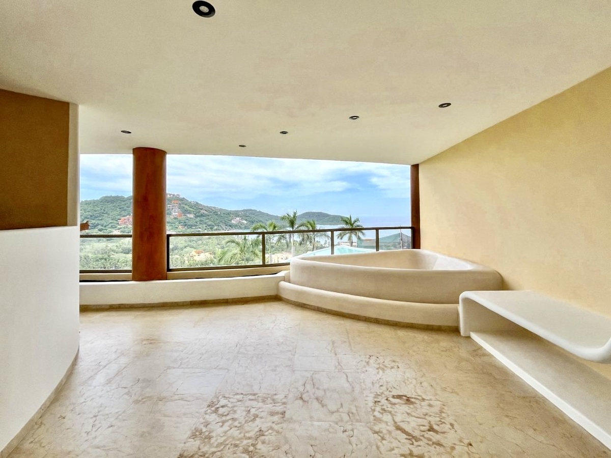 4 of 16: Alberca privada