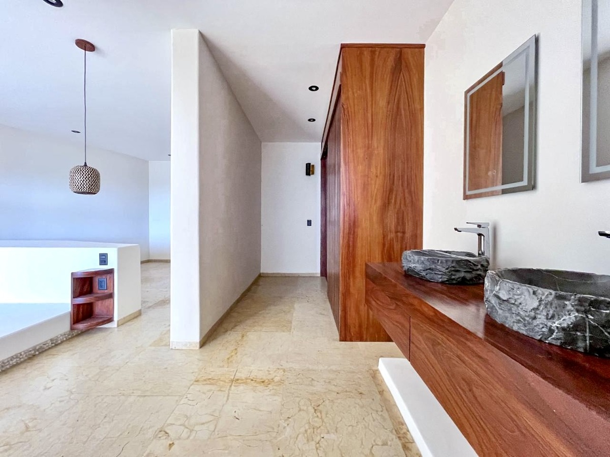 5 of 16: Baño
