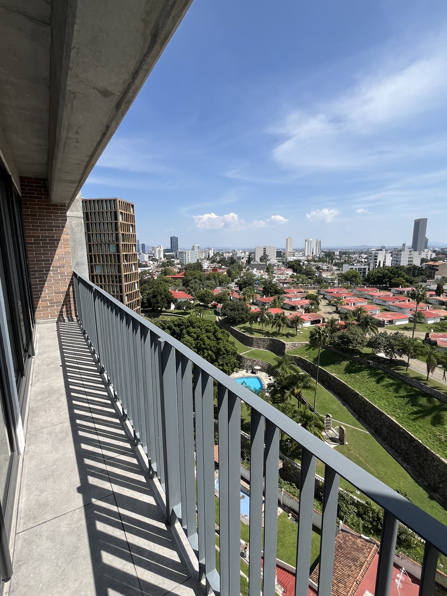 6 of 13: Balcon