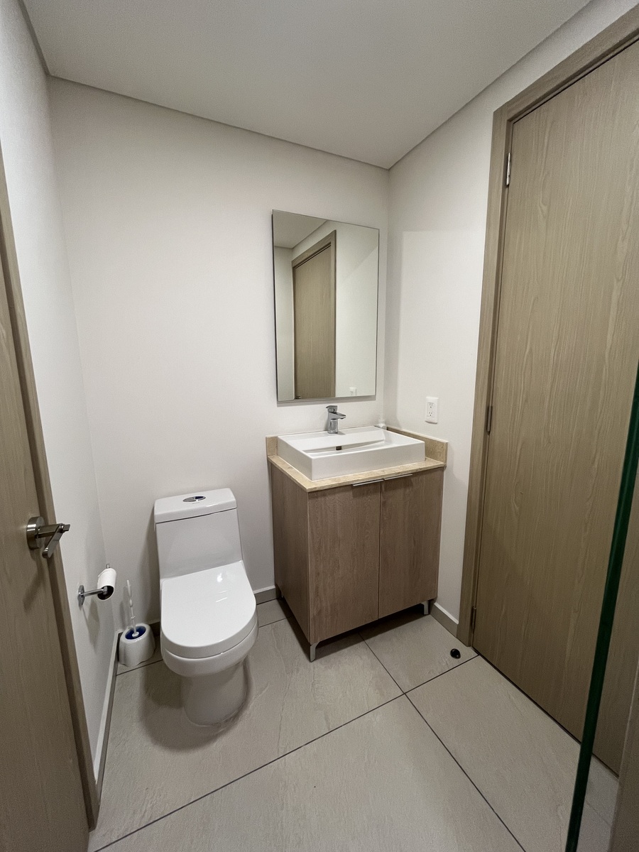 10 of 13: Baño