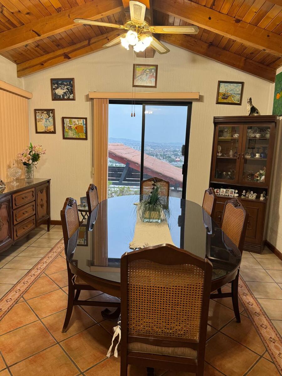 5 de 18: comedor con vista a los arcos