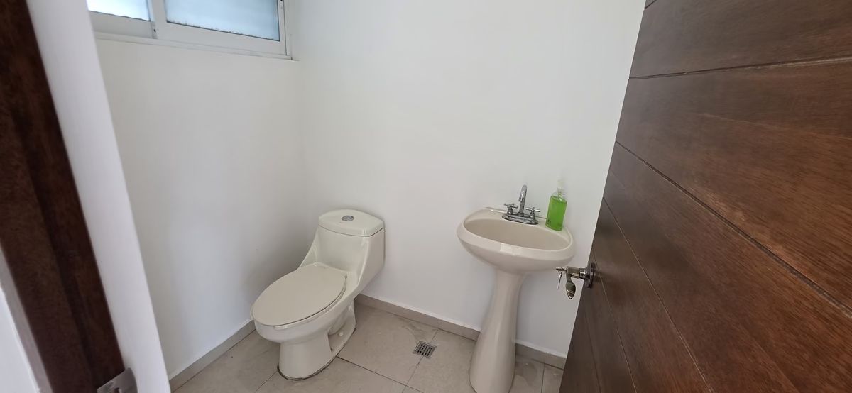 9 de 19: MEDIO BAÑO