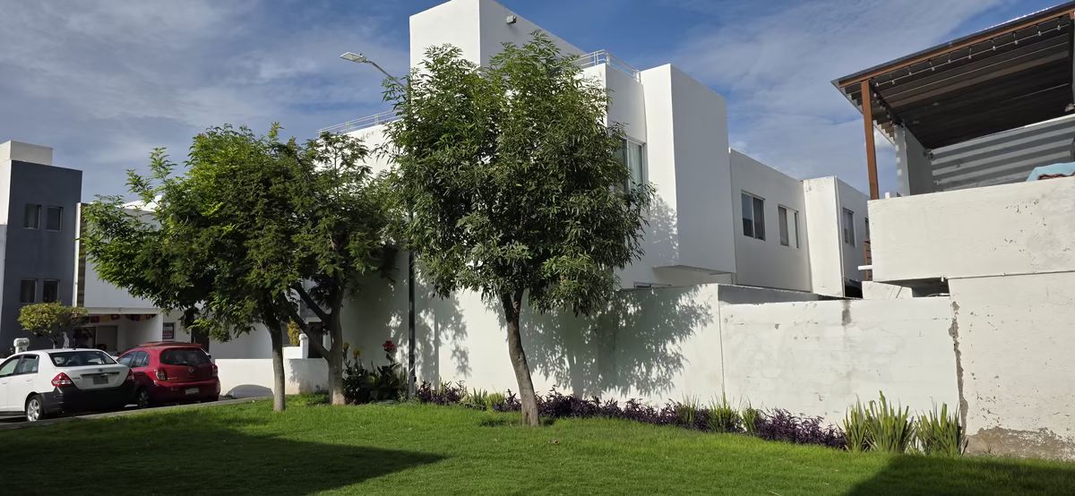 18 de 19: JARDIN COMUN JUNTO A LA CASA