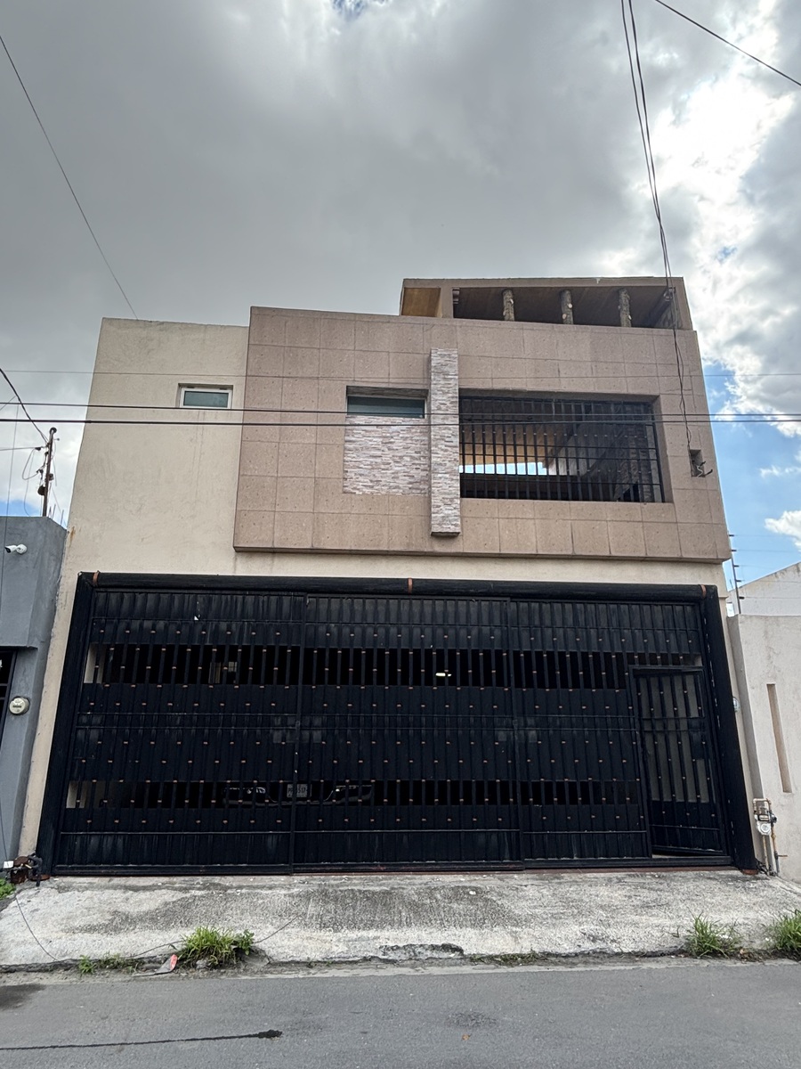 1 of 14: Fachada