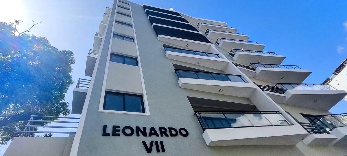 1 de 14: Fachada moderna, diseño contemporáneo combina líneas limpias