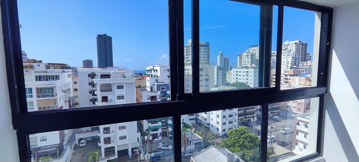 2 de 14: Ventanal panorámico con vista abierta hacia el skyline