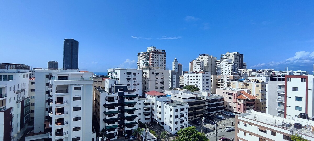 3 de 14: Se aprecia una vista panorámica hacia el skyline del Polígon