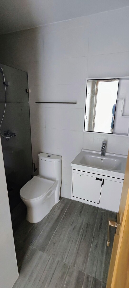 7 de 14: Baño principal con ducha en vidrio templado y acabados