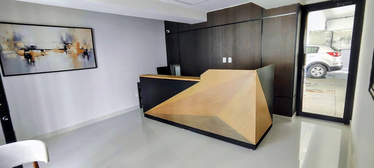 9 de 14: Lobby moderno y climatizado, con diseño contemporáneo.