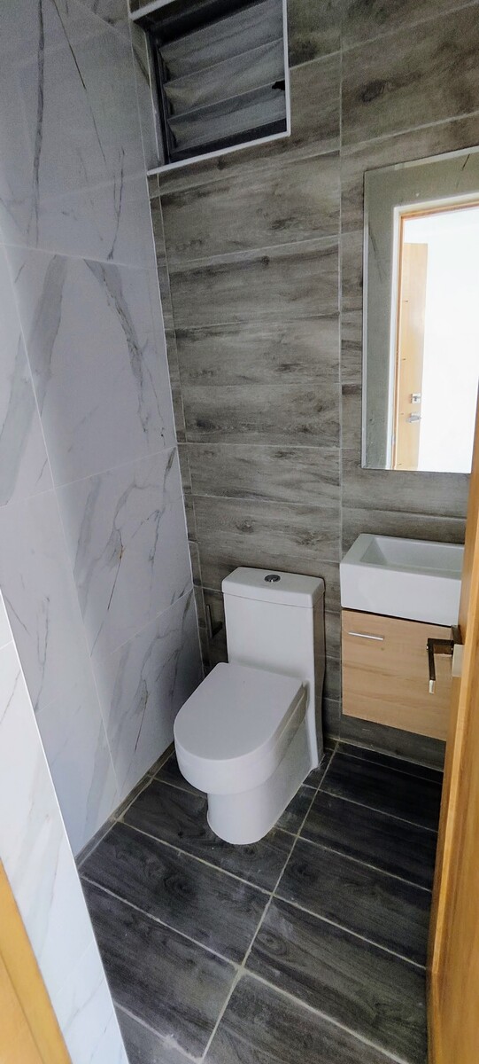 8 de 14: Medio baño elegante para visitas