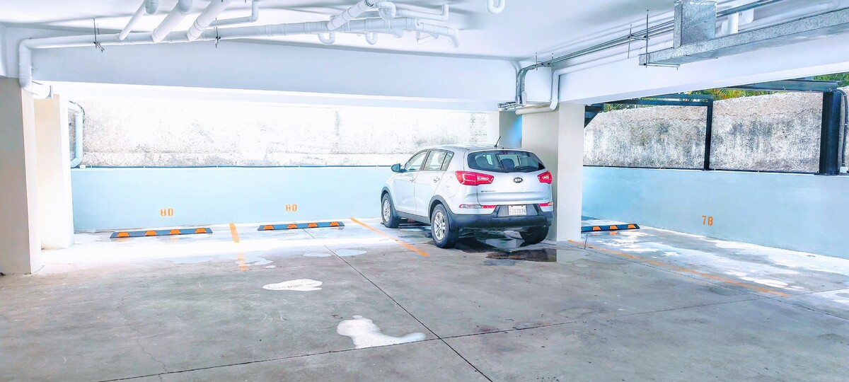 11 de 14: Parqueo techado y señalizado, con acceso controlado y portón