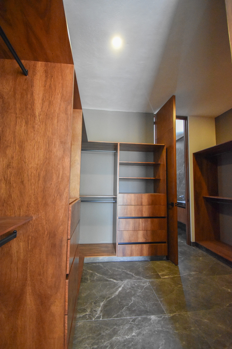 9 of 21: Closet Recámara Principal