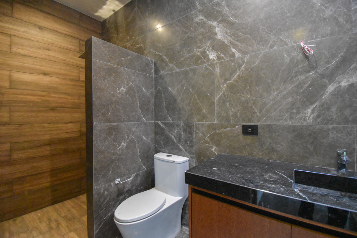12 of 21: Baño Segunda Habitación