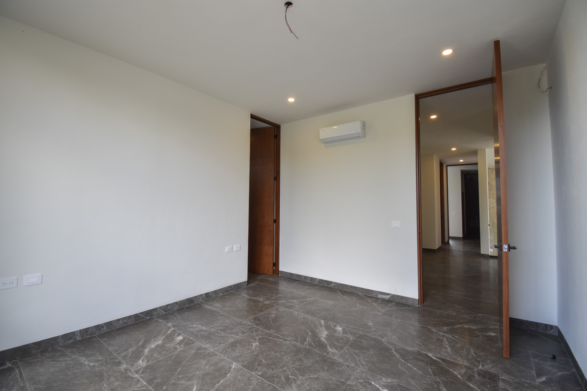 14 of 21: Tercera Habitación