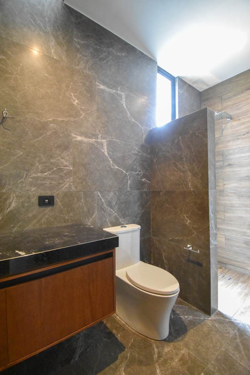 15 of 21: Baño Tercera Habitación