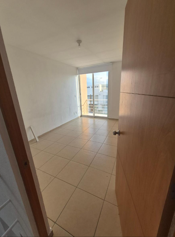 4 de 9: Habitación principal con baño
