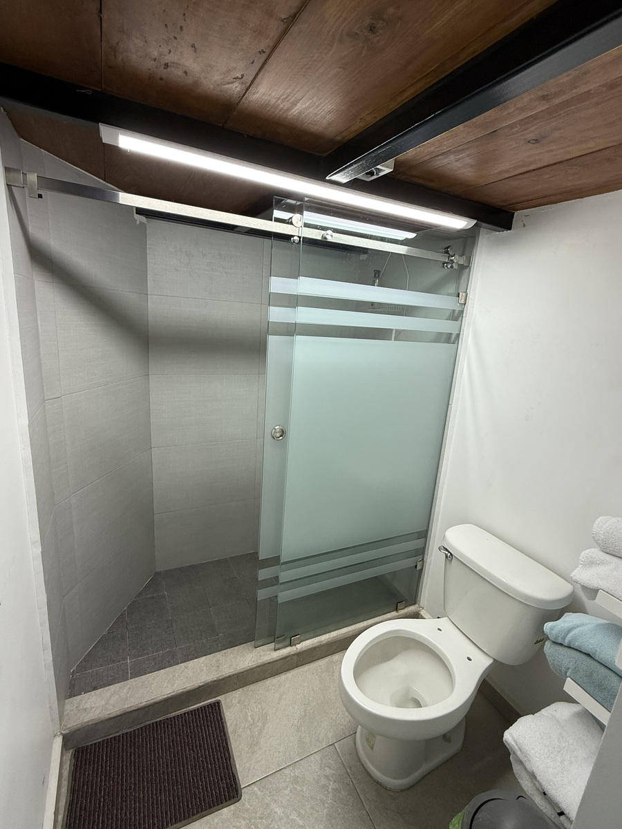 5 of 13: Baño mezzanine