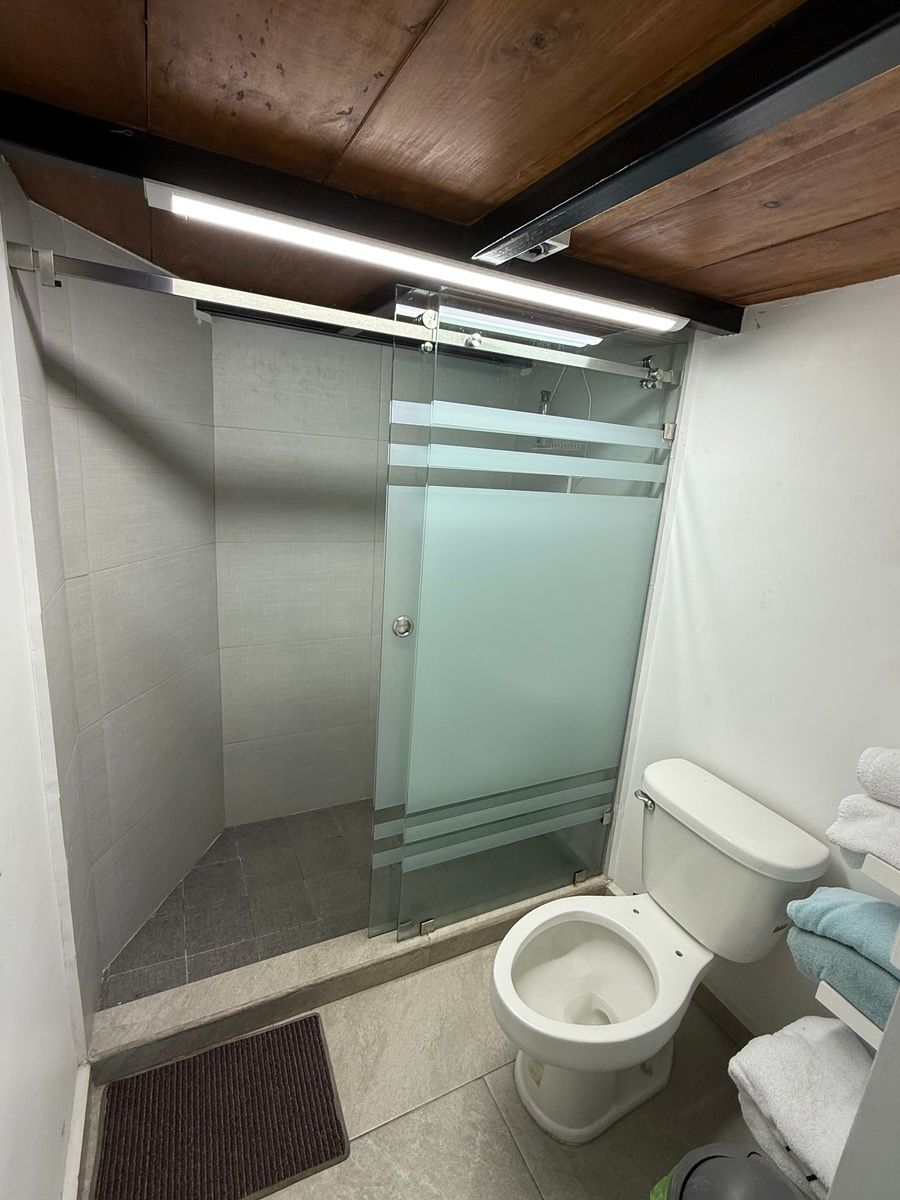 5 de 13: Baño mezzanine
