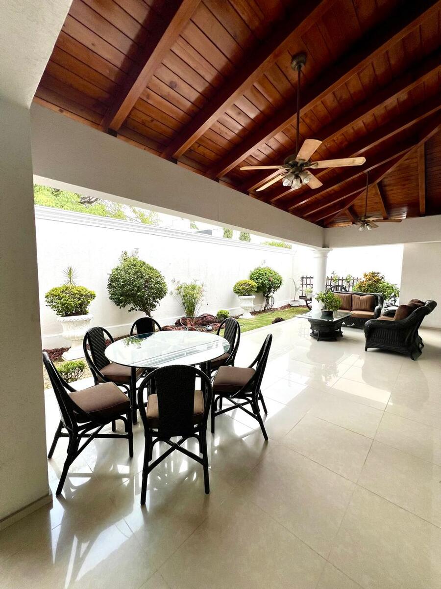 3 of 23: TERRAZA Y JARDÍN