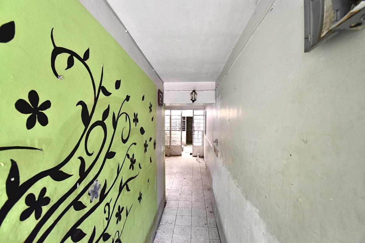 3 de 22: Ingreso al fondo se ve la cocina