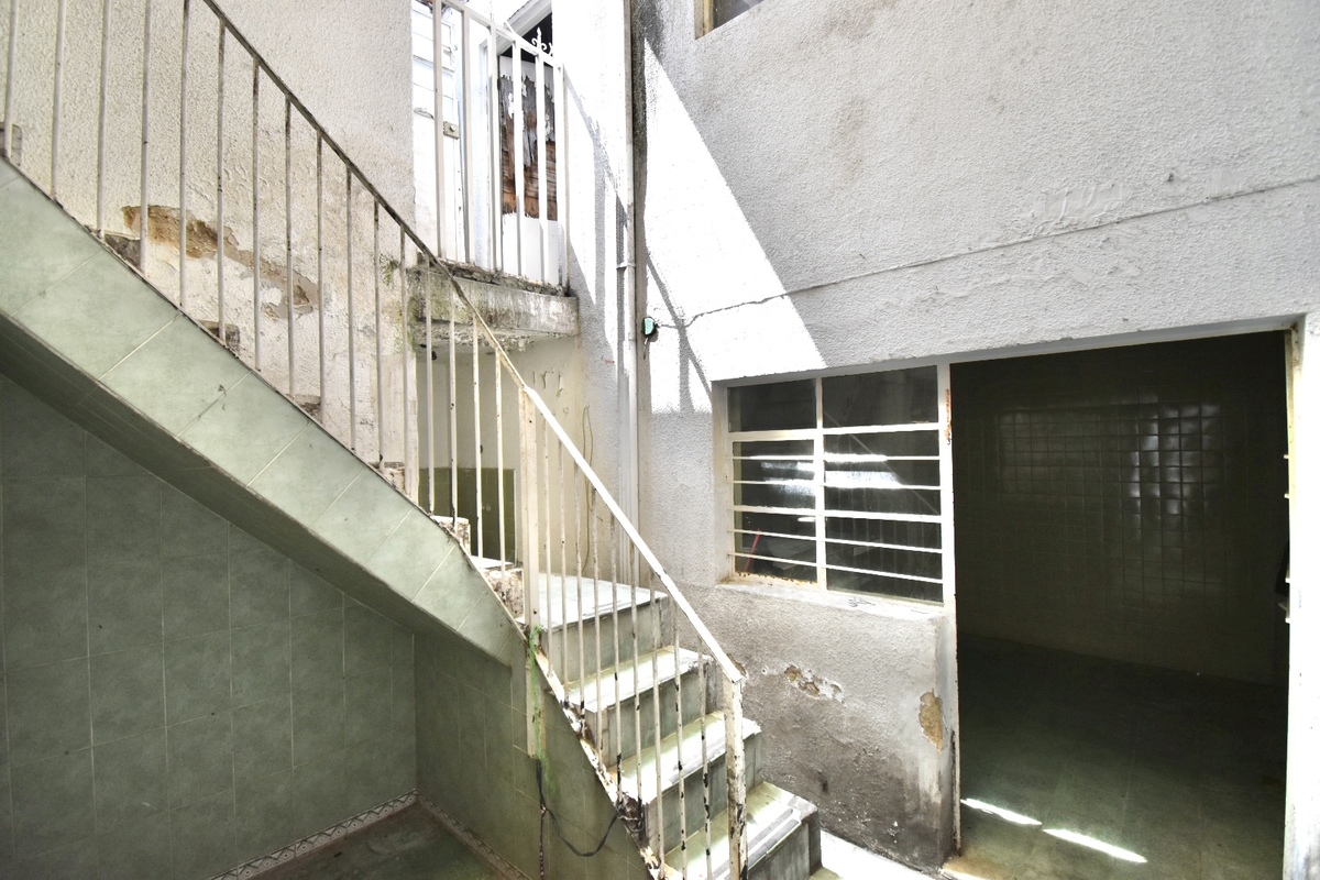 7 de 22: Escalera planta  superior y acceso a cocina