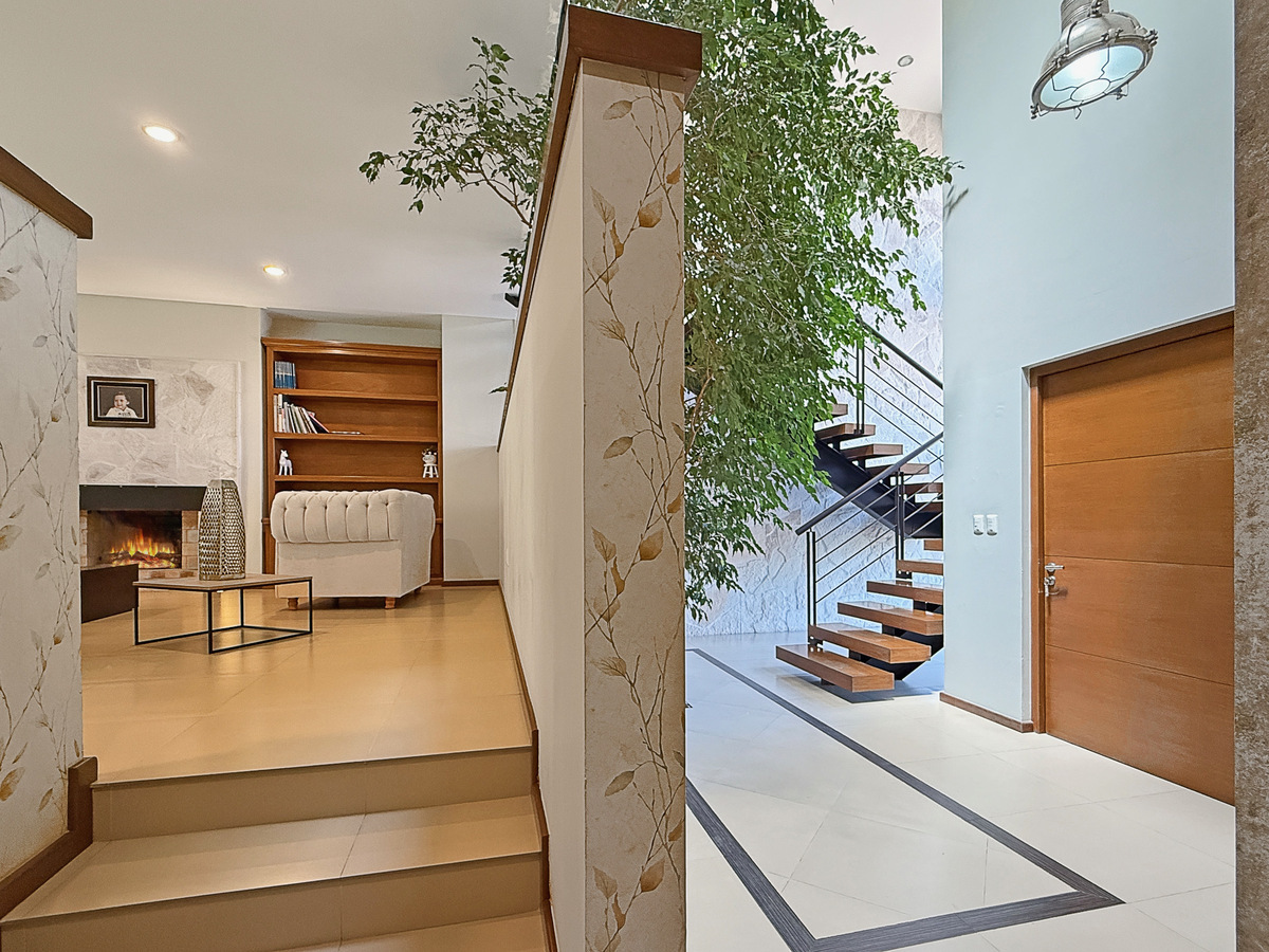 8 de 42: Puerta Principal