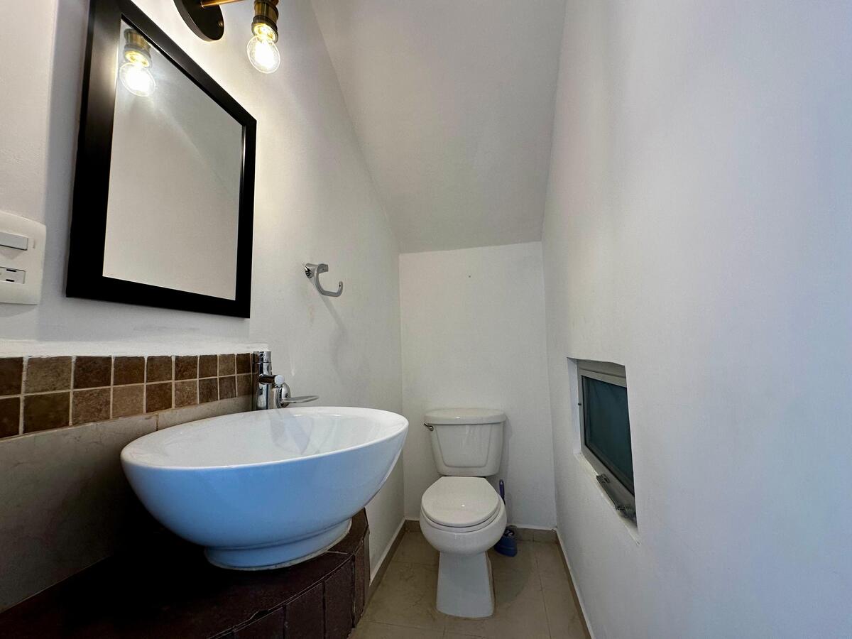 8 of 26: Medio baño