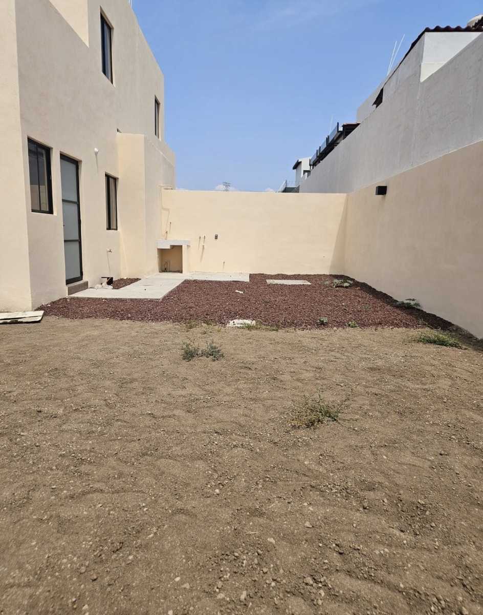 5 of 6: Amplio espacio pra jardin
