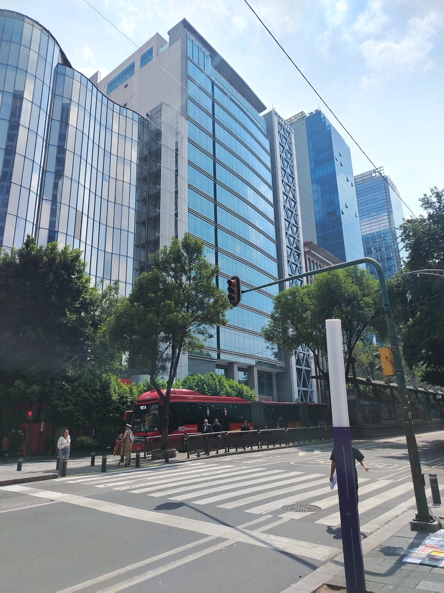 1 of 8: Fachada