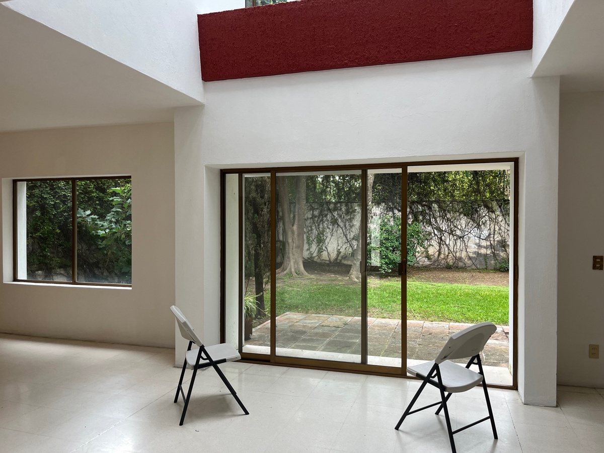 3 of 32: sala con vista al jardín