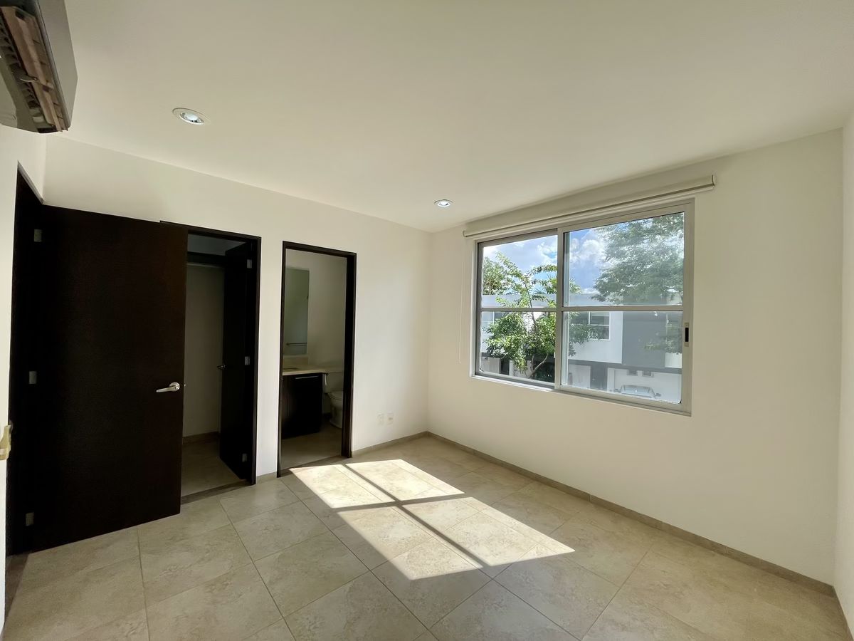 18 de 40: Vista Recámara 3 con baño y vestidor
