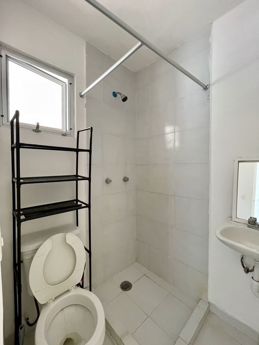 24 de 40: Baño area de servicio